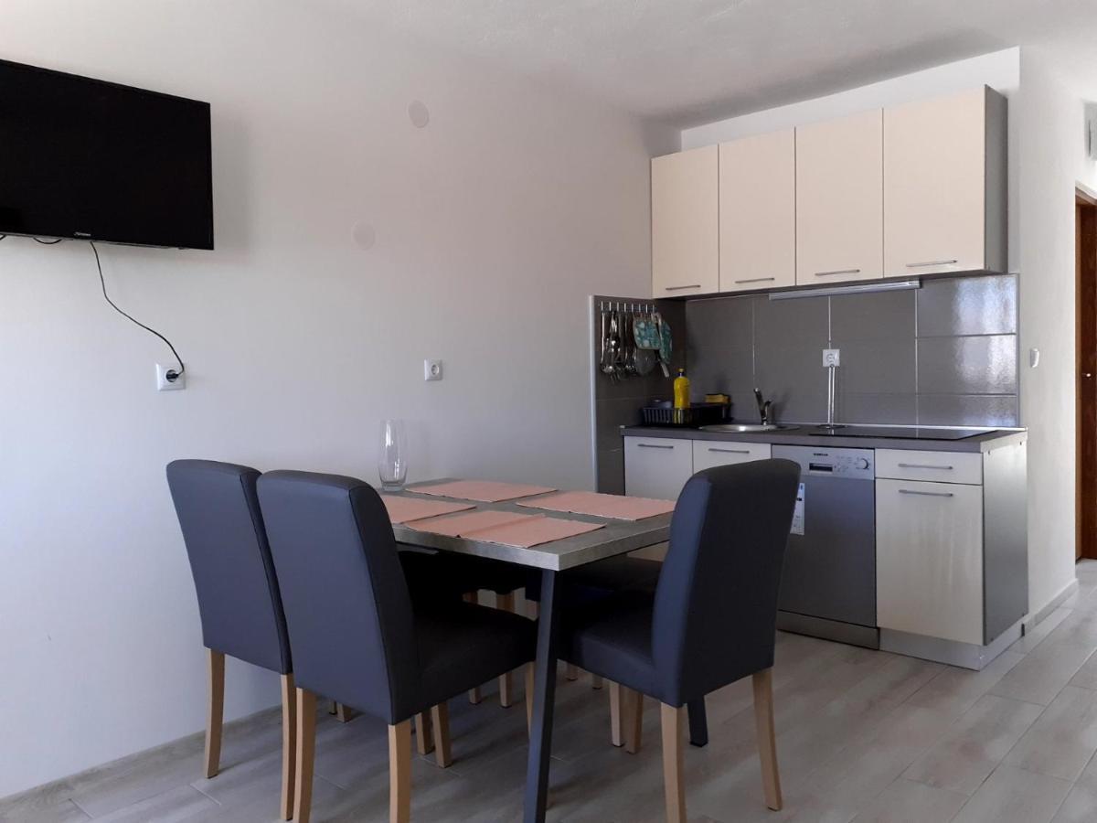 Apartmani Grumf Ґорні Карин Екстер'єр фото