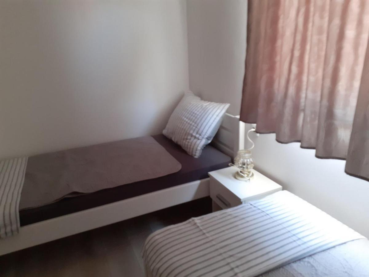 Apartmani Grumf Ґорні Карин Екстер'єр фото